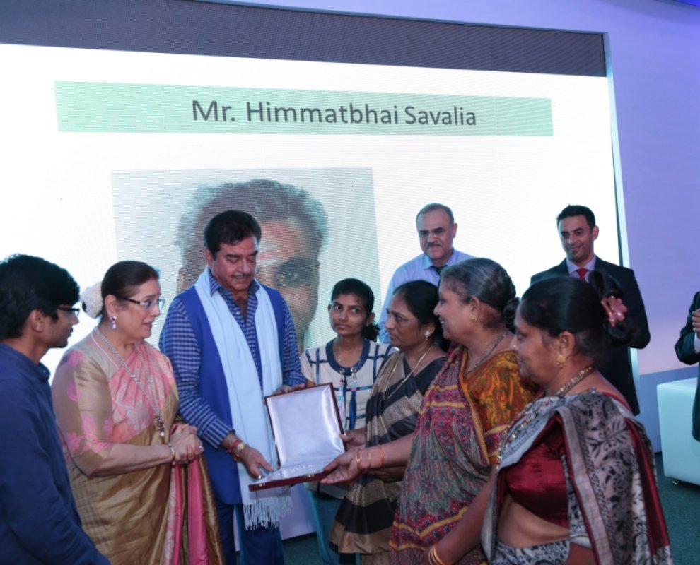 Donor family felicitated by Shatrugna Sinha in Fortis Hospital Mumbai