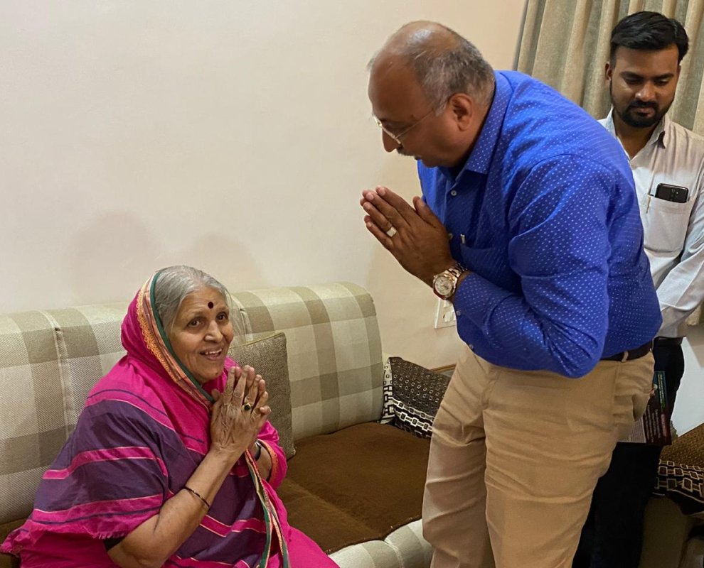 Padma Shri Sindhutai Sapkal met the team of Donate Life at surat and got information about organ donation activities of the organization.