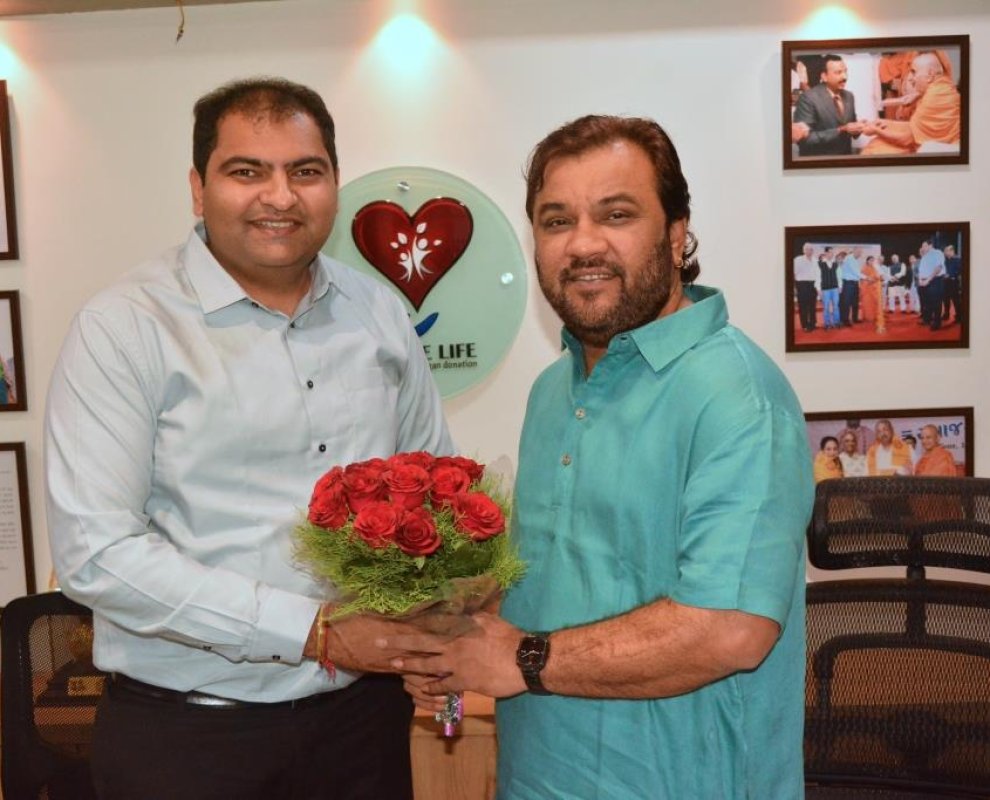 The well-known folk singer of Gujarat, Kirtidan Gadhvi, visited the office of Donate Life.