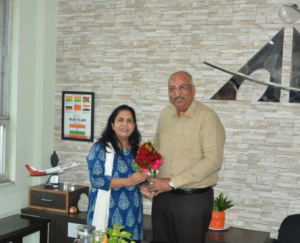The Donate Life team visited Surat Airport Director Mrs. Aman Saini on her transfer to Mumbai and thanked her for her cooperation in the organ donation activity.