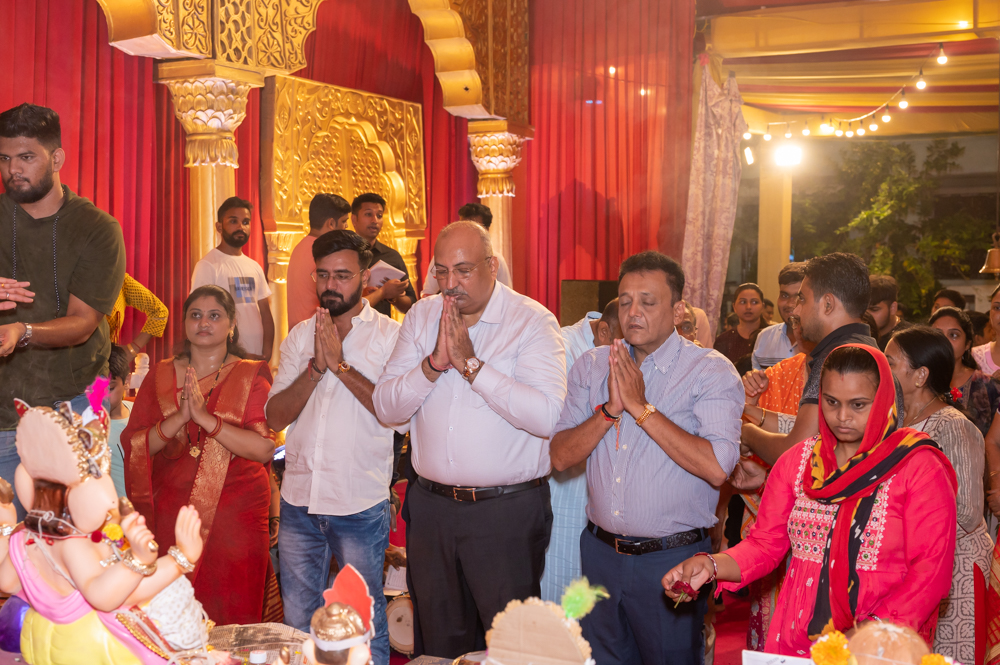 Donate Life and Surat City Ganesh Utsav Committee invited the family members of Late Meenaben Nareshbhai Desai as guests and honored him by performing aarti.