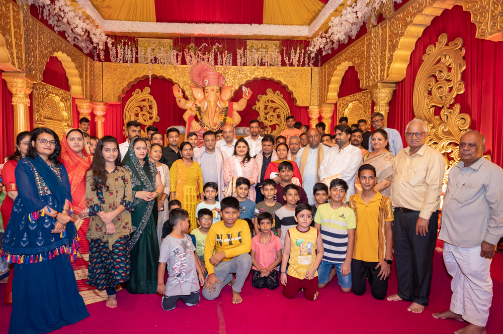 Donate Life and Surat City Ganesh Utsav Committee invited the family members of Late Meenaben Nareshbhai Desai as guests and honored him by performing aarti.