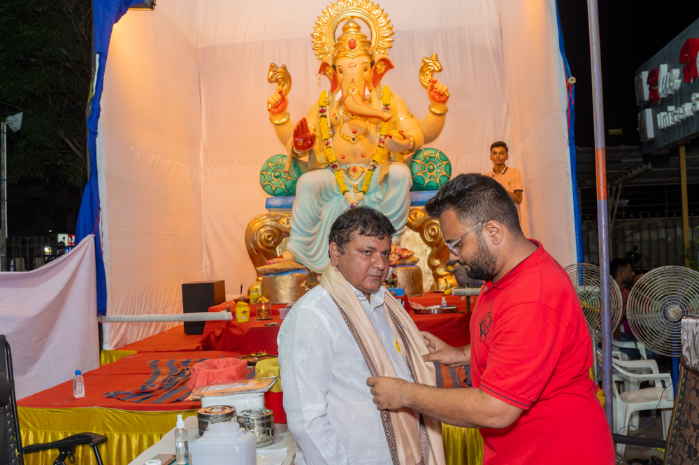Donate Life and Surat City Ganesh Utsav Committee invited the family members of late Jitendra Jambar as guests and honored them by performing aarti to Shri ji.