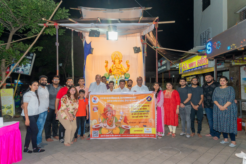 Donate Life and Surat City Ganesh Utsav Committee invited the family members of late Jitendra Jambar as guests and honored them by performing aarti to Shri ji.