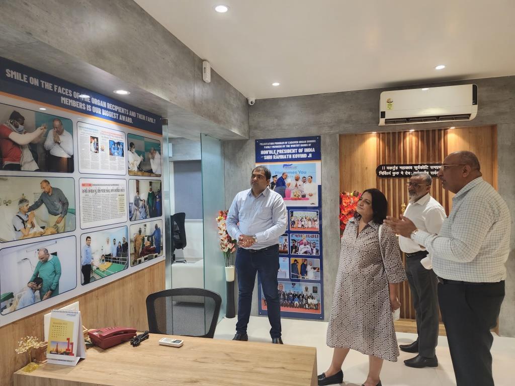 Mr. PrakashbhaiGolwala and his family members visited Donate Life and learned about the activities of organ donation and congratulated the work being done by Donate Life in the field of organ donation.