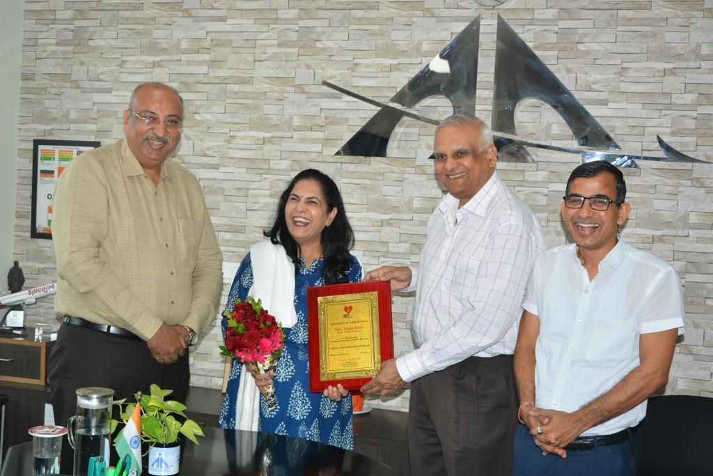 The Donate Life team visited Surat Airport Director Mrs. Aman Saini on her transfer to Mumbai and thanked her for her cooperation in the organ donation activity.