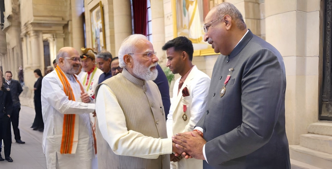 Nilesh Mandlewala with PM Narendra Modi 21x