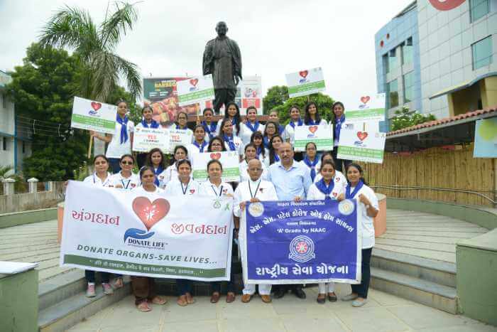 NSS student of S.M Patel College of home science at Town Hall Traffic Circle, Anand.