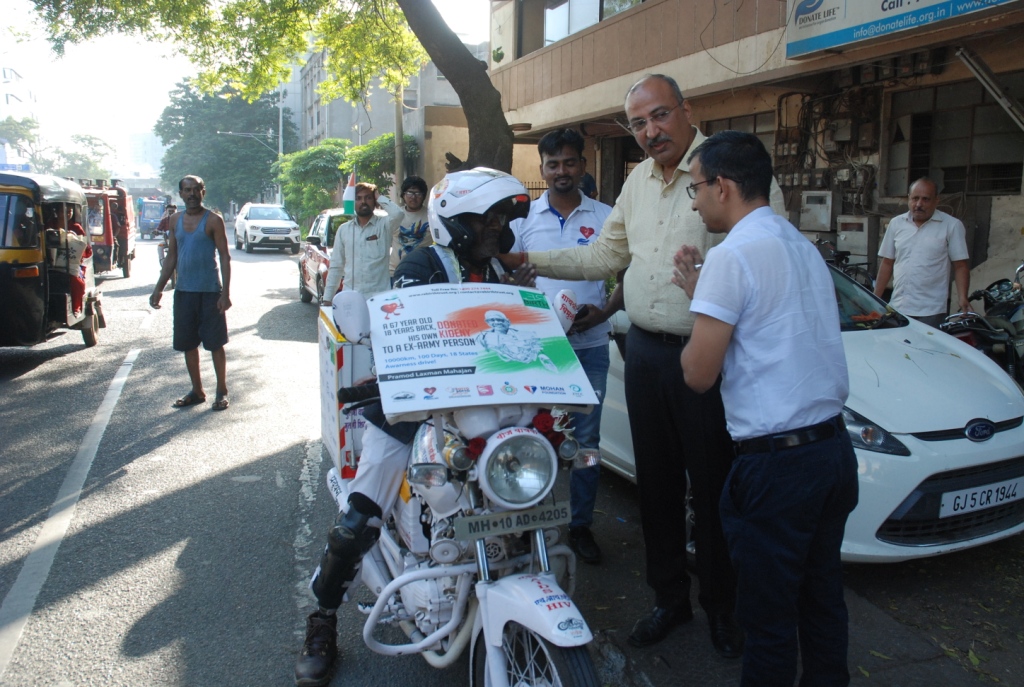 Donate Life welcomes Mr Pramod Laxam Mahajan in Surat who is the volunteer of Rebirth foundation