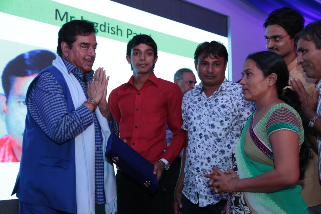 Donor family felicitated by Shatrugna Sinha in Fortis Hospital Mumbai