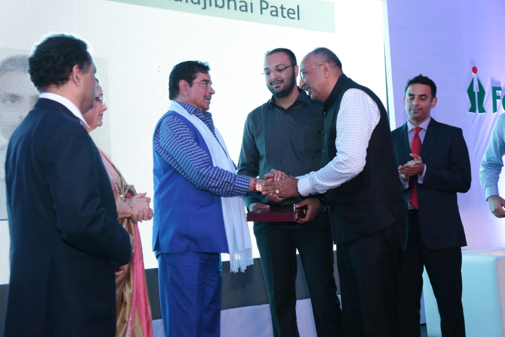 Donor family felicitated by Shatrugna Sinha in Fortis Hospital Mumbai