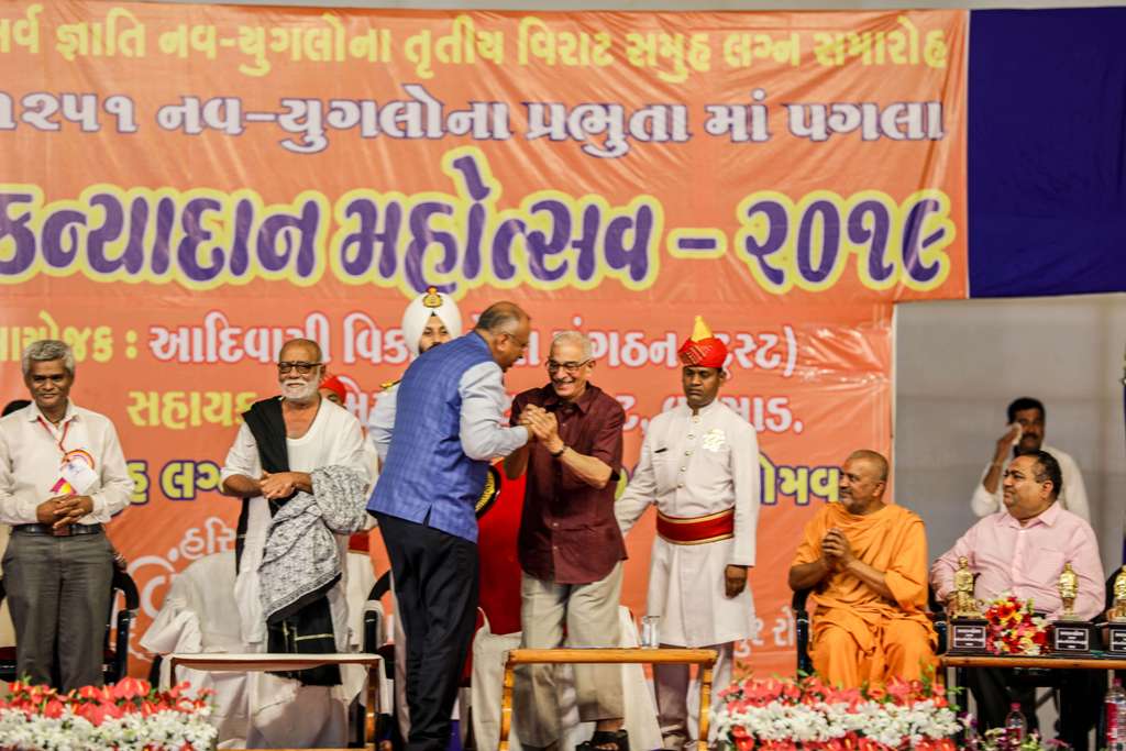 Founder & President of Donate Life Felicitated by Param Pujya Shri Moraribapu at Sarva Gnati Nav Yugal Trutiya Virat Samuh Lagna " Kanyadan Mahotsav-2019" organised by Adivasi Vikas Seva Sanghthan (Trust), Valsad.