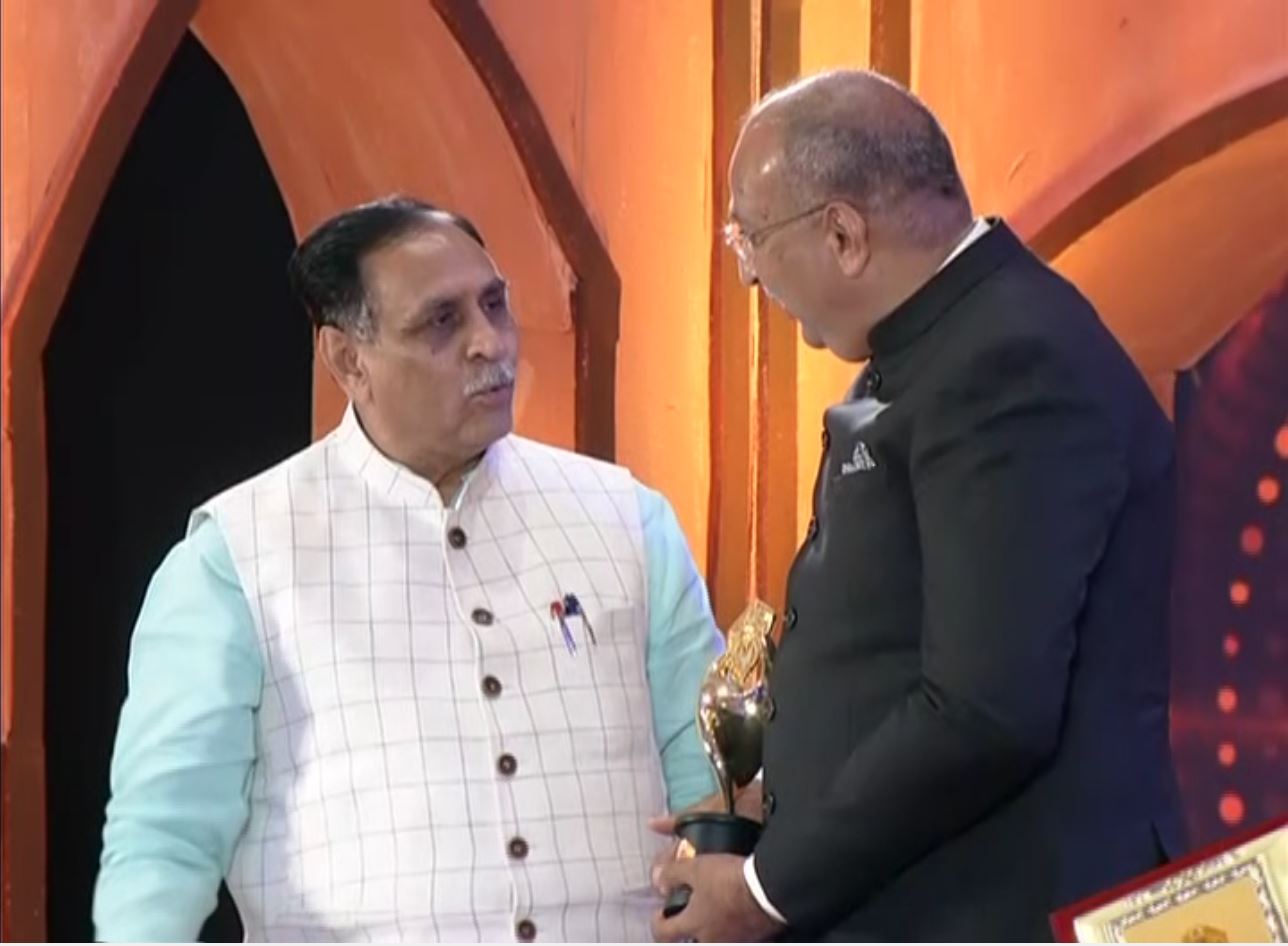 Donate Life Founder and President Nilesh Mandlewala was felicitated by ABP Asmita with Ashmita Sanman Purashkar 2020 by hands of CM Vijaybhai Rupani.