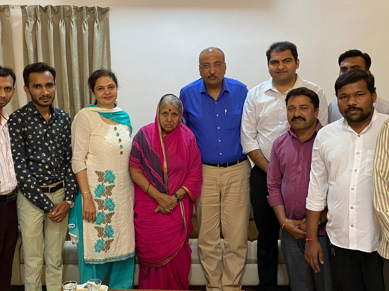 Padma Shri Sindhutai Sapkal met the team of Donate Life at surat and got information about organ donation activities of the organization.