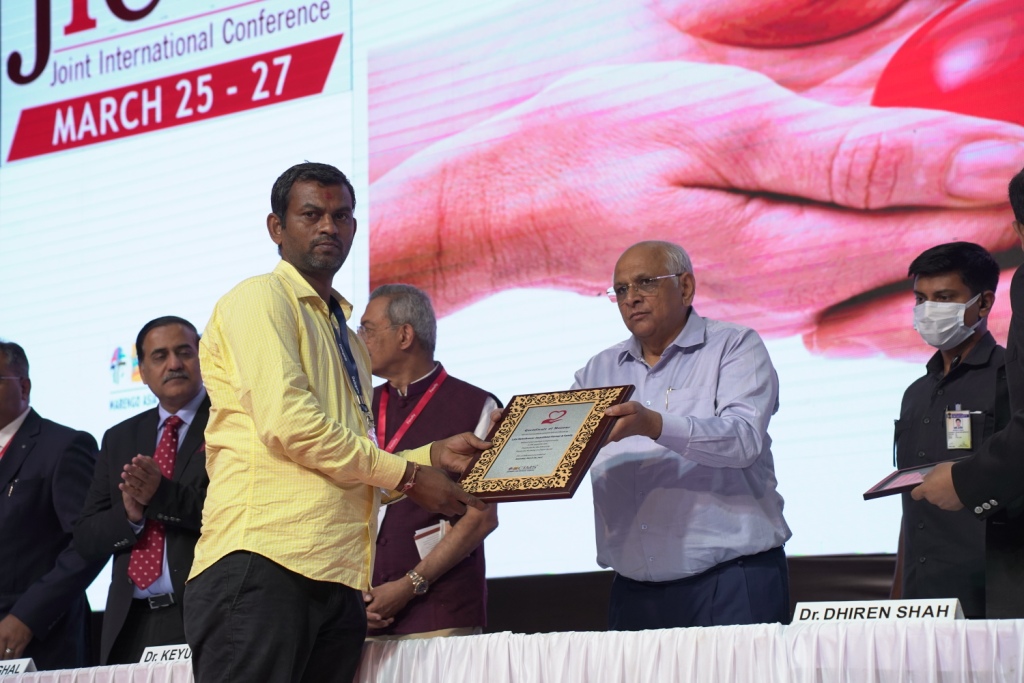 Donate Life Founder & President Nilesh Mandlewala & Organ Donor family member Feliciteted by CIMS Hospital