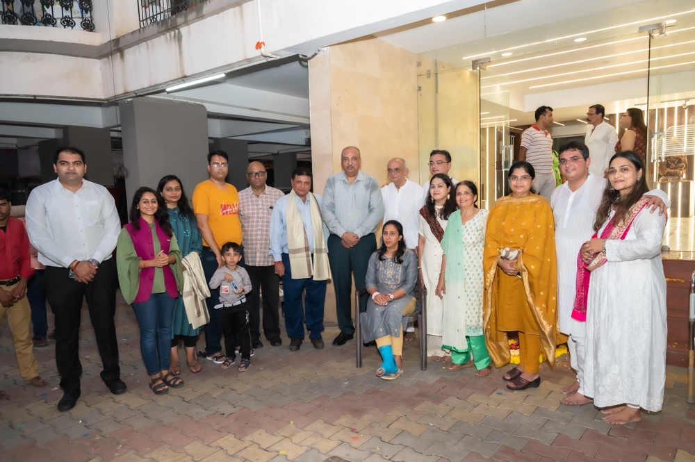 Donate Life and Surat City Ganesh Utsav Committee honored Family Members of organ donor Late Diza Golwala & Late Gitesh Modi by inviting at Arjav Appt., City Light, Surat as guest & performing aarti by them.