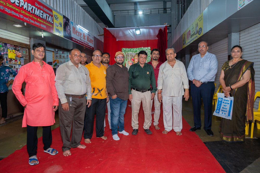 Donate Life and Surat City Ganesh Utsav Committee honored Family Members of organ donor Late Bipinbhai K. Desai by inviting at VIP High Street Shopping Arcade, Vesu, Surat as guest & performing aarti by them.