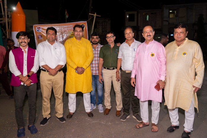 Donate Life and Surat City Ganesh Utsav Samiti invited the family members of Late Tansukhbhai Singhwala as guests and honored them by performing aarti at Khalasi Bal Yuva Mandal Kevat Group, Surat.