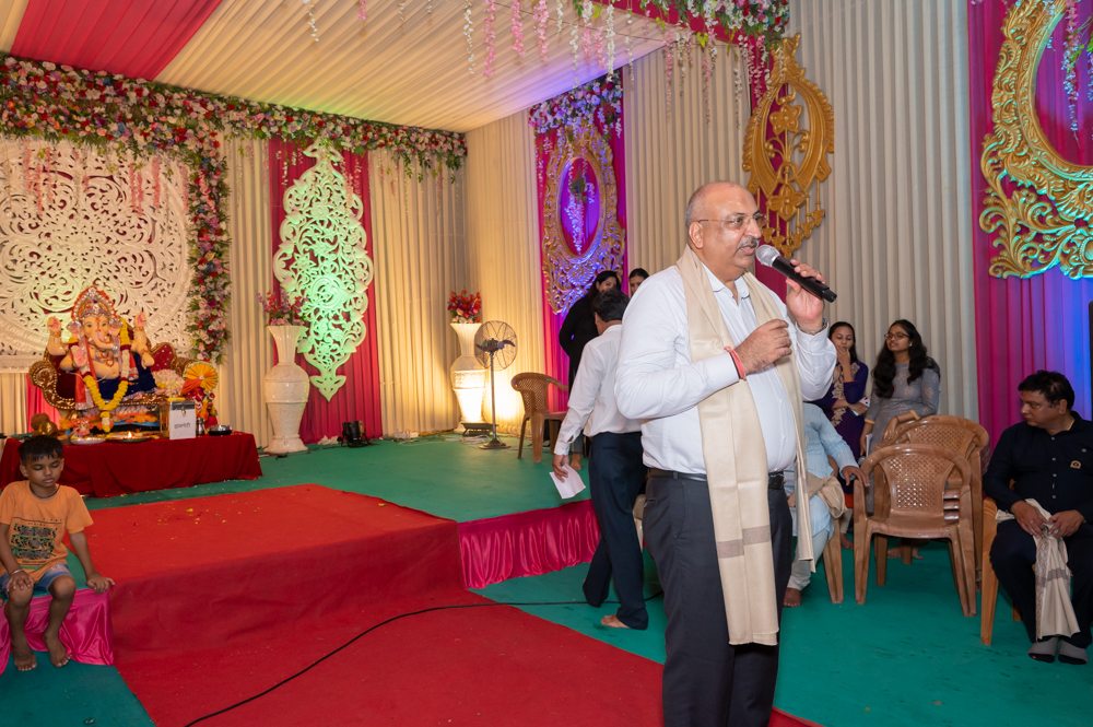 Surat City Ganesh Utsav Samiti & Jolly Residency honored Donate Life founder and president Shri Nilesh Mandlewala of as guest and performed aarti by him.
