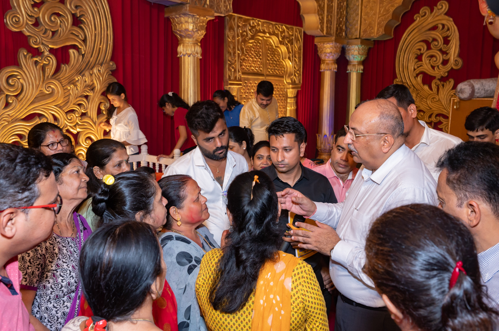 Donate Life and Surat City Ganesh Utsav Committee invited the family members of Late Meenaben Nareshbhai Desai as guests and honored him by performing aarti.