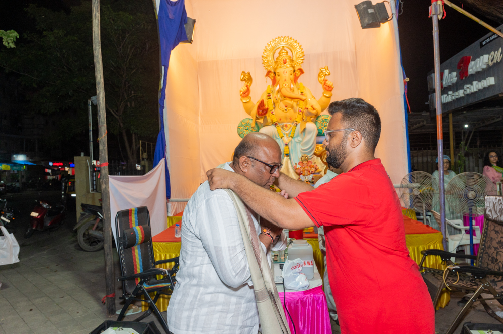 Donate Life and Surat City Ganesh Utsav Committee invited the family members of late Jitendra Jambar as guests and honored them by performing aarti to Shri ji.