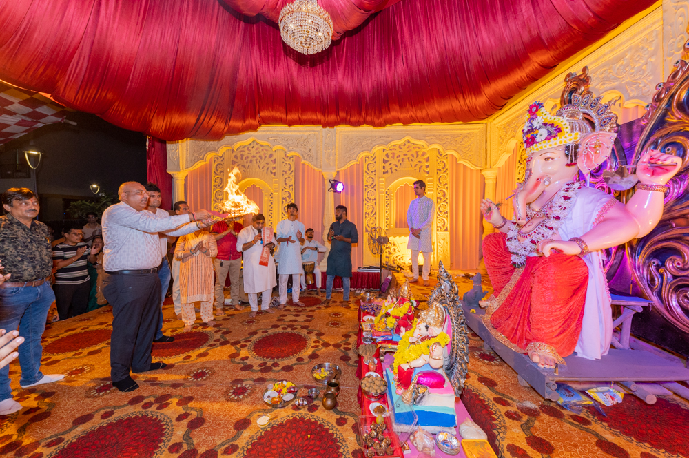 Donate Life and Surat City Ganesh Utsav Samiti invited the family of Organ Donor Late Sonalben Rajesh Modi as guests and honored him by performing aarti to Shri ji.