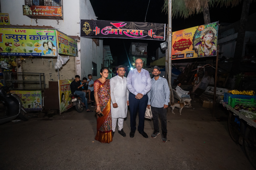 Donate Life and Surat City Ganesh Utsav Committee honored Family Members of organ donor Late late Rameshbhai Vatnala by inviting at Dr. Hedgevar Nagar, Juna Suda, Vesu, Surat as guest & performing aarti by them.