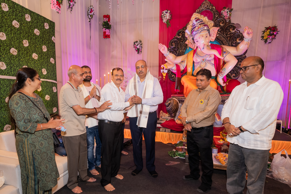 Donate Life and Surat City Ganesh Utsav Committee honored Family Members of organ donor Late Rohitbhai Taratiya by inviting at Ram darshan Society, near Navjivan Circle, Surat as guest & performing aarti by them.