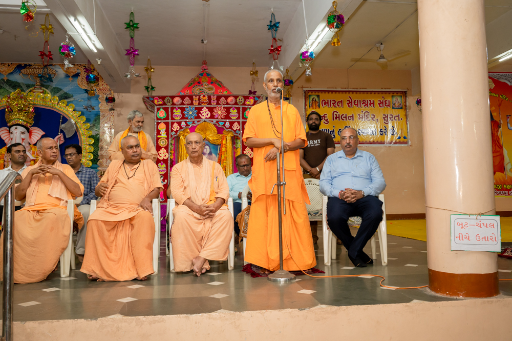 Donate Life and Surat City Ganesh Utsav Committee honored Family Members of organ donor Late Ravi Thakarshibhai Devani & Krushang Jashvantbhai Patel by inviting at Hindumilan Mandir, Gopipura, Surat as guest & performing aarti by them.