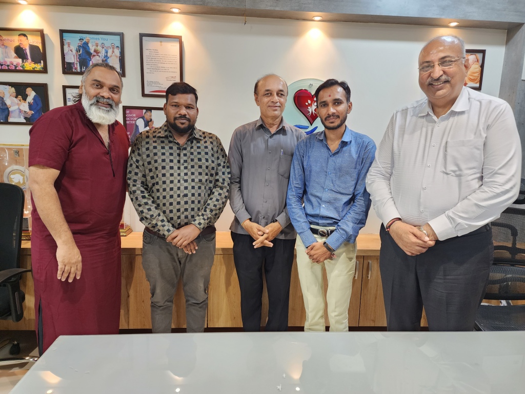 Voice of Universe Singer Mr. Bhavin Shastri visited the new office of Donate Life.