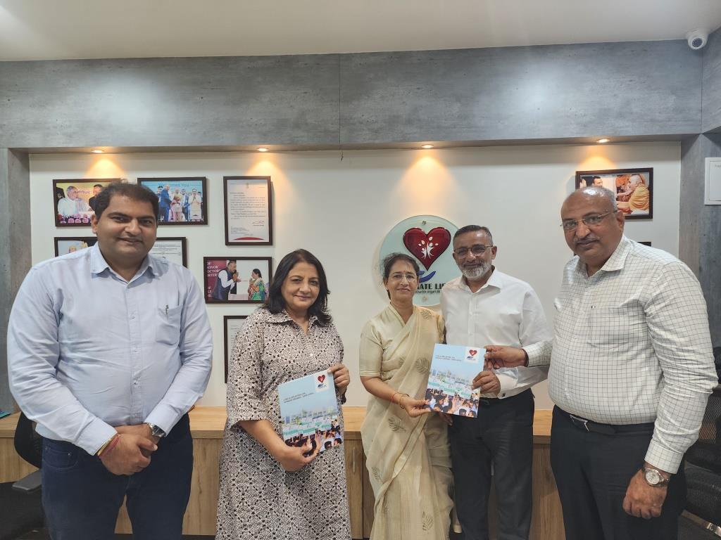 Mr. PrakashbhaiGolwala and his family members visited Donate Life and learned about the activities of organ donation and congratulated the work being done by Donate Life in the field of organ donation.