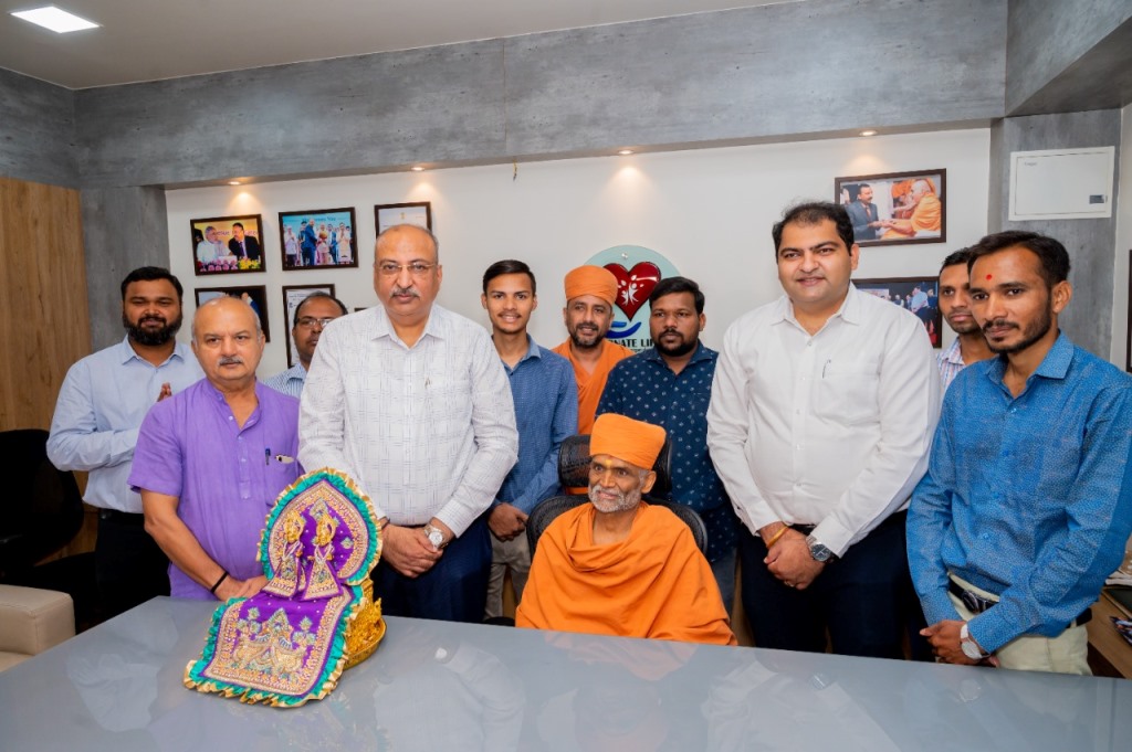 Manifest P. Pujya Guru Prabodhajivandas Swami of Atmiya Vidyadham Vidyanagar and other saints visited the Donate Life.