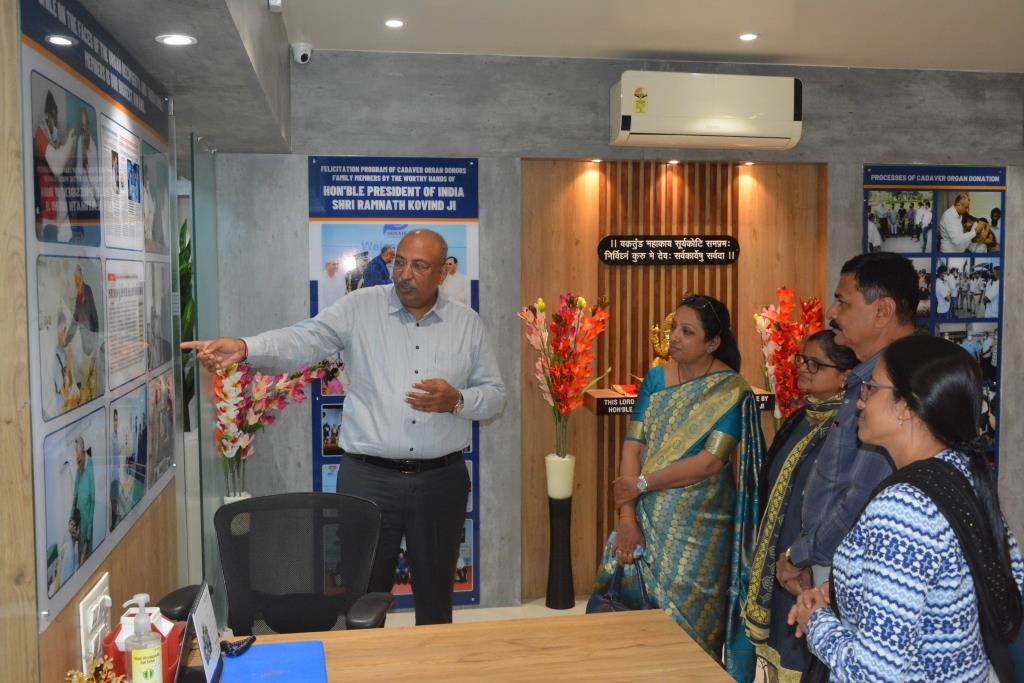 Jeevanbharti School Principal Shri Pinky Mali and Shishikgan visited the Donate Life office.