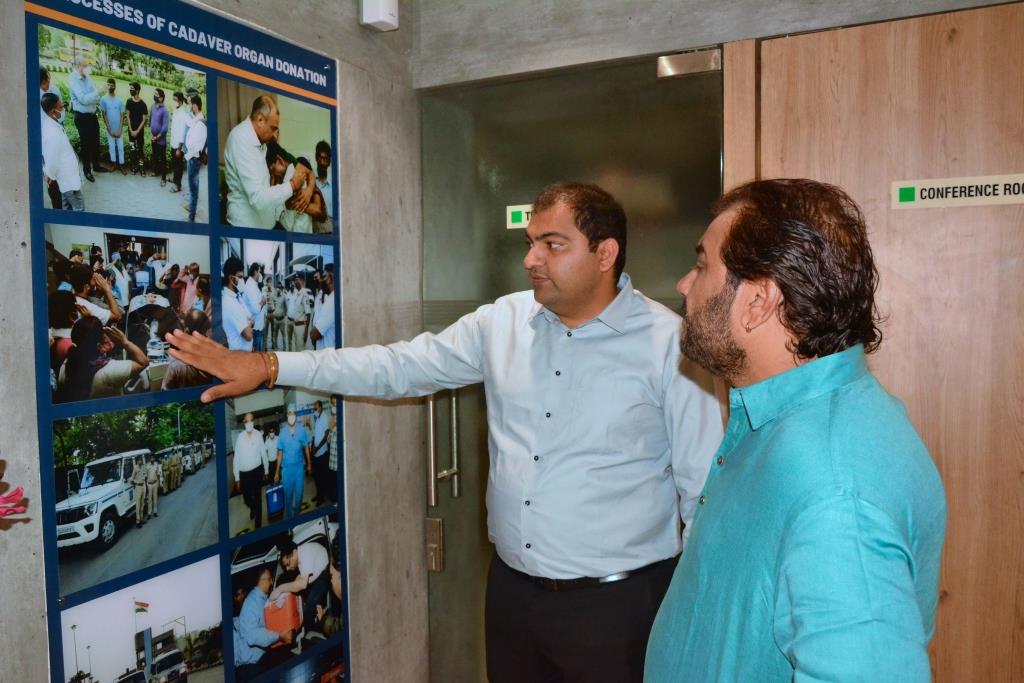 The well-known folk singer of Gujarat, Kirtidan Gadhvi, visited the office of Donate Life.
