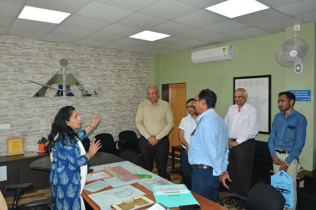 The Donate Life team visited Surat Airport Director Mrs. Aman Saini on her transfer to Mumbai and thanked her for her cooperation in the organ donation activity.