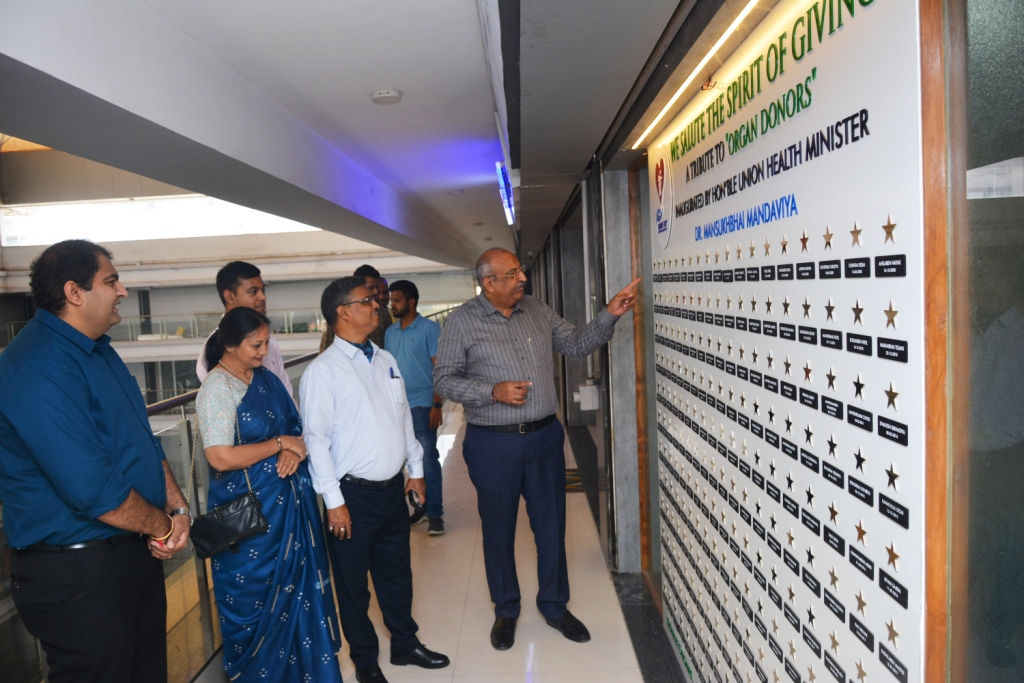 Commissioner of Police, Ahmedabad Mr. Sanjay Srivastava (IPS) and his family paid a well wish visit to the Donate Life Office