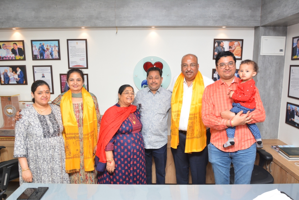 The priest of Jagat Mandir Dwarkadhish Temple in Dwarka Shri Netaji and his family visited the Donate Life office