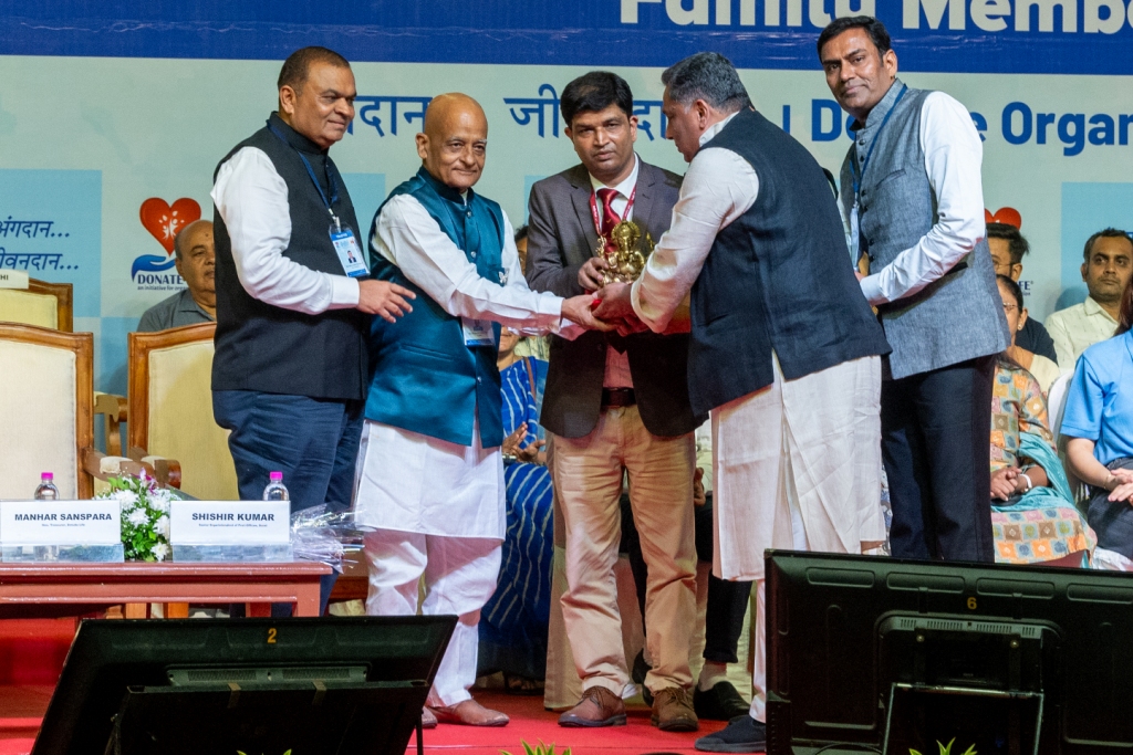 Shree Somabhai Modi and Other dignitaries honored by the Trustees of Donate Life