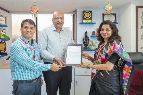 Mrs. Shweta Saave, Regional Head, Surat Branch, Union Bank of India appreciates Nilesh Mandlewala and the Donate Life team.