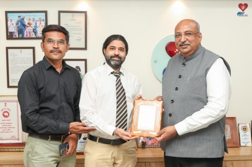 K.D Hospital's Transplant Co-ordinator Shri Nikhil Vyas & Marketing Head Shri Jitendra chavda congratulated Nileshbhai Mandlewala after the announcement of the Padma Shri award by the Government of India.