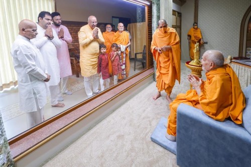 Nilesh Mandlewala (Padma Shri Awardee) met Mahant Swami Maharaj at Salangpur Hanumanji Temple.