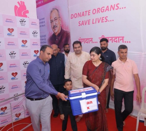Surat District Collector Shri Tejas Parmar IAS along with his family visited a Ganesh Pandal organized by 'Donate Life' and 'Vastav Group' based on the theme of organ donation.