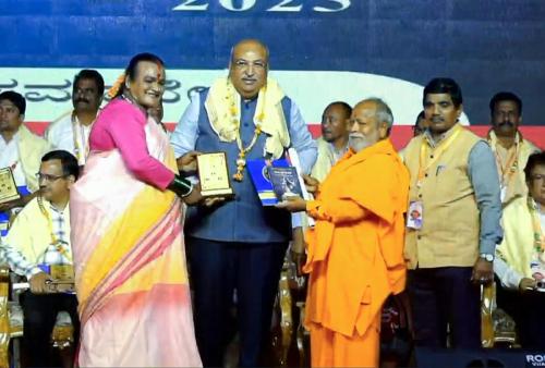 Donate Life founder Nilesh Mandlewala was honored with the "Bharat Gaurav Puraskar"