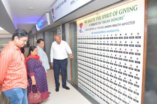 The priest of Jagat Mandir Dwarkadhish Temple in Dwarka Shri Netaji and his family visited the Donate Life office-2