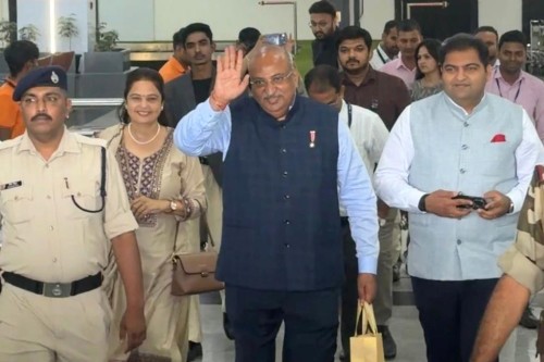 Nilesh Mandlewala was warmly welcomed at Surat airport.