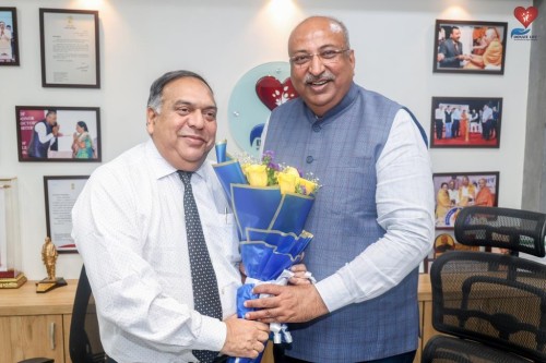 After the Padma Shri announcement, Dr. M. Dasilva, CEO & Medical Director of Mahavir Hospital, presented his best wishes at the office of Donate Life organization and extended his heartfelt greetings & congratulations to Mr. Nileshbhai Mandlewala.