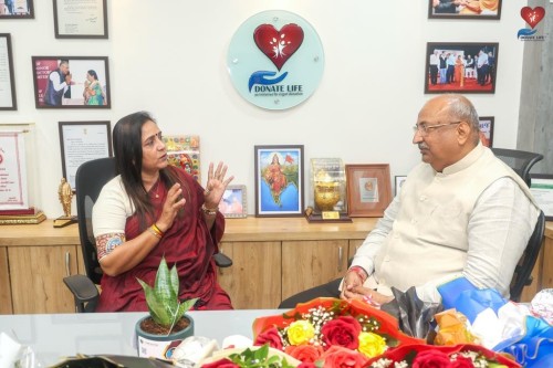 Smt. Veenaben Patel, In-charge of Vishwa Umiyadham Surat City congratulated Nileshbhai Mandlewala after the announcement of the Padma Shri award by the Government of India.