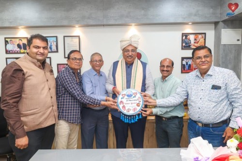 Donate Life's Valsad team members congratulated Nileshbhai Mandlewala after the announcement of the Padma Shri award by the Government of India.