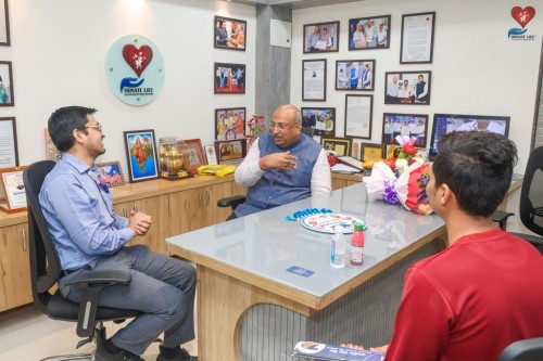 SBI Branch Manager Mr. Prashant Singh congratulated Nileshbhai Mandlewala after the announcement of the Padma Shri award by the Government of India.