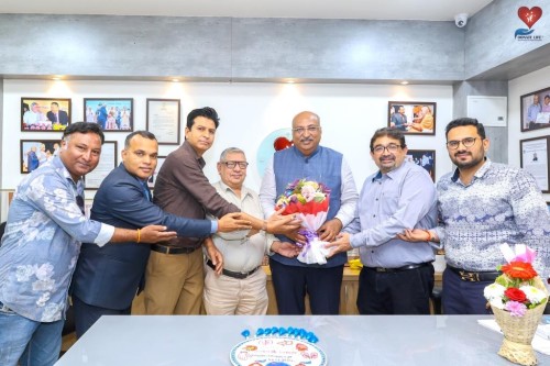 Gunanidhi Sahu, Manager of Rooms Department of Park Inn, Fenil Relia of Hotel Vetro Inn and members of South Gujarat Hotel Association congratulated Nileshbhai Mandlewala after the announcement of the Padma Shri award by the Government of India.